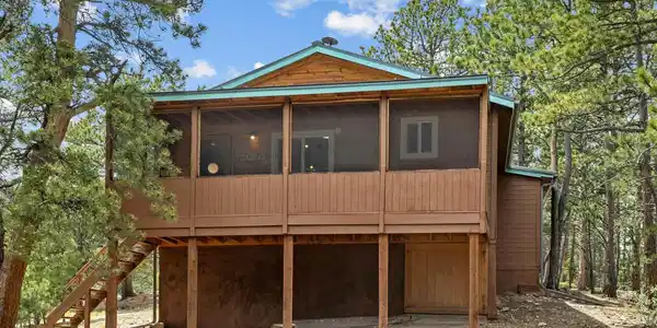 Image 3: Screened in Back Porch
