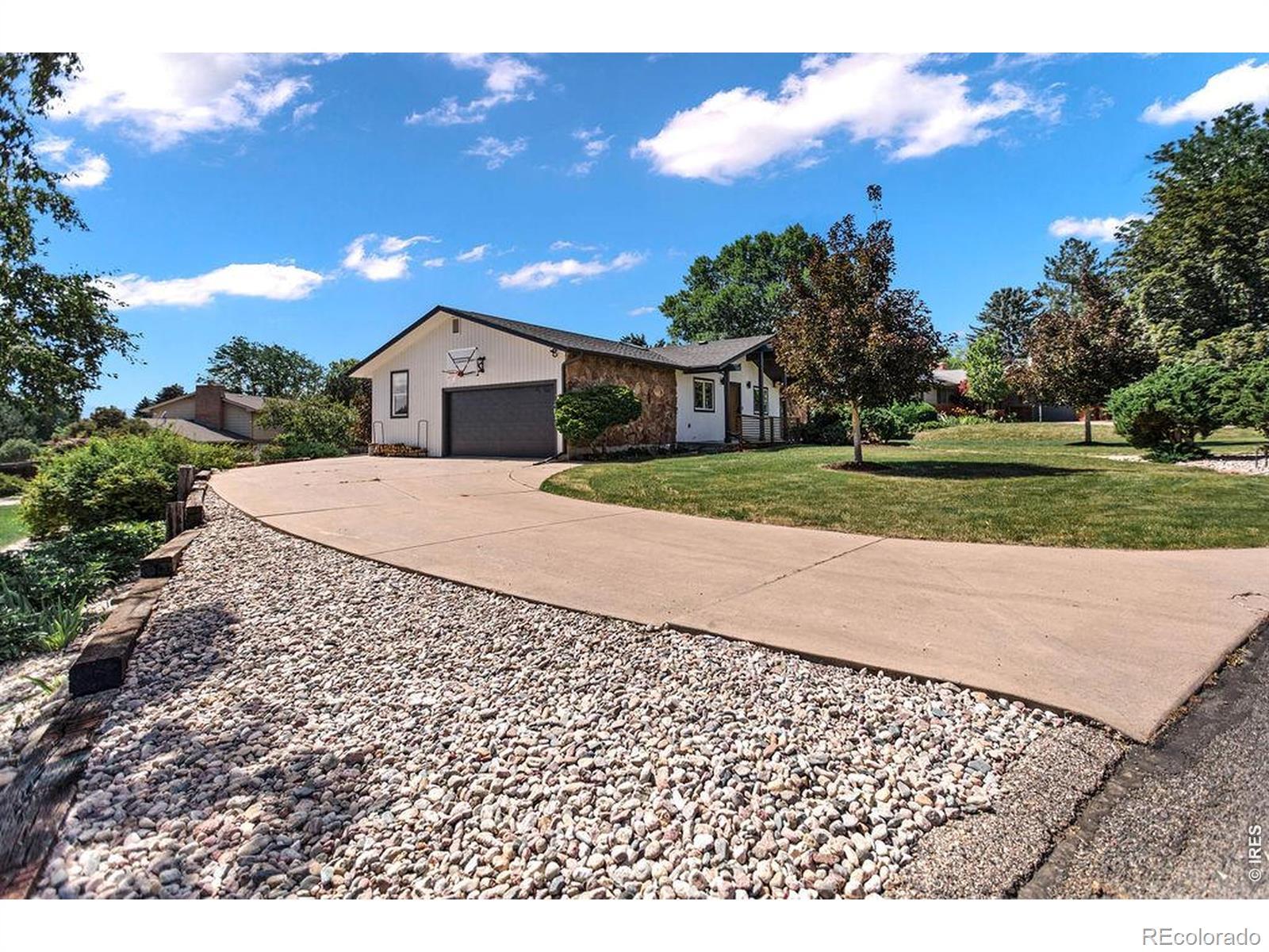 Image 4: Amazing Curb Appeal and Driveway Image 4: Amazing Curb Appeal and Driveway