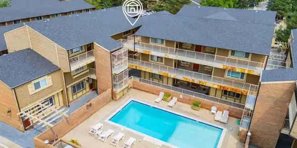 Image 2: Top floor 1-bed, 1-bath condo, close to the CU campus