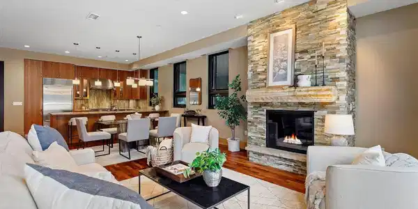 Image 4: Living Area