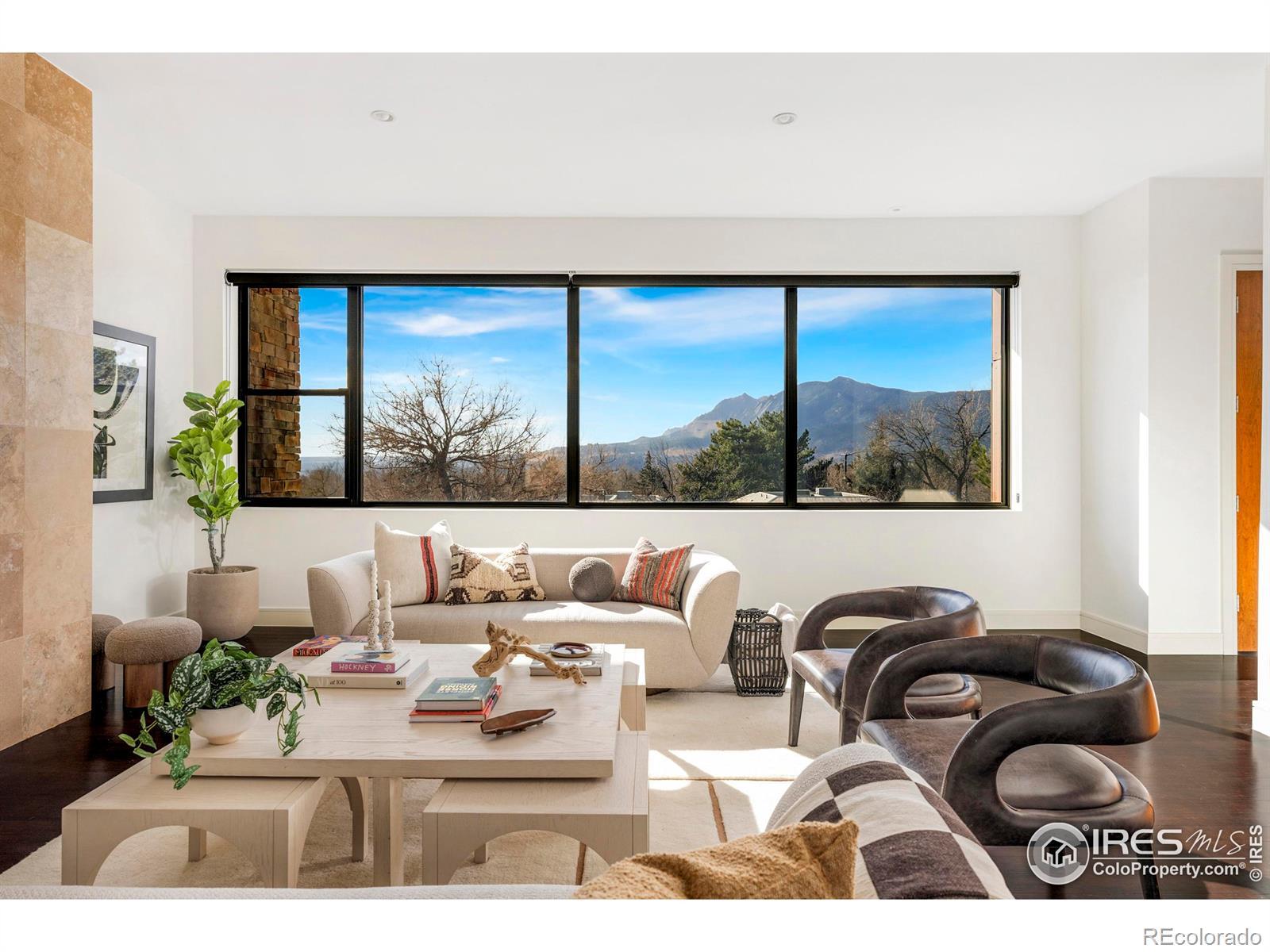 Image 3: Living room with beautiful flatiron views. Image 3: Living room with beautiful flatiron views.