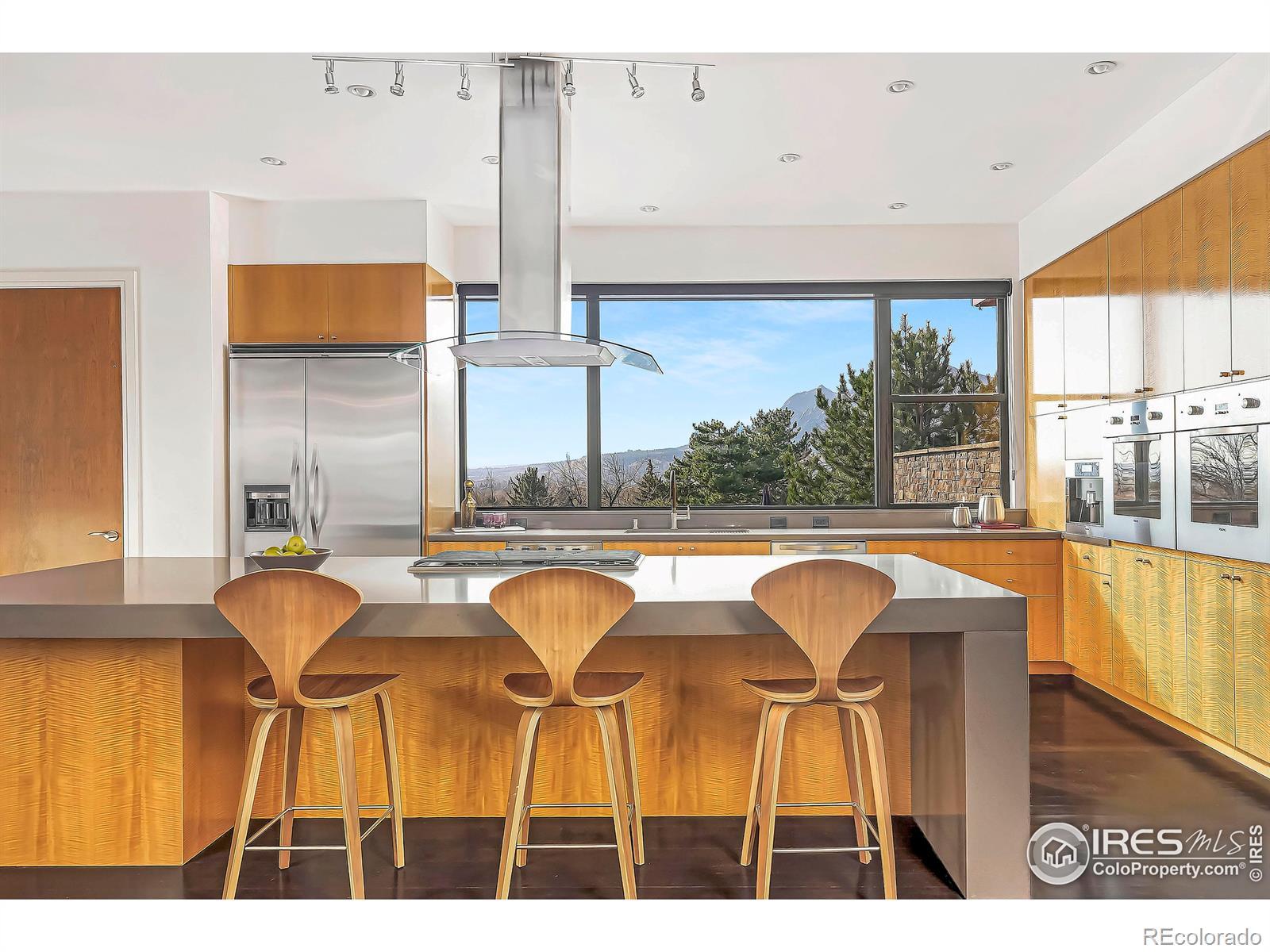 Image 4: The open, bright kitchen is designed to take full advantage of Flatiron views from nearly every angle. Image 4: The open, bright kitchen is designed to take full advantage of Flatiron views from nearly every angle.