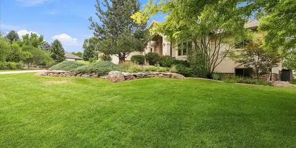Image 3: Beautiful front yard. Image 3: Beautiful front yard.