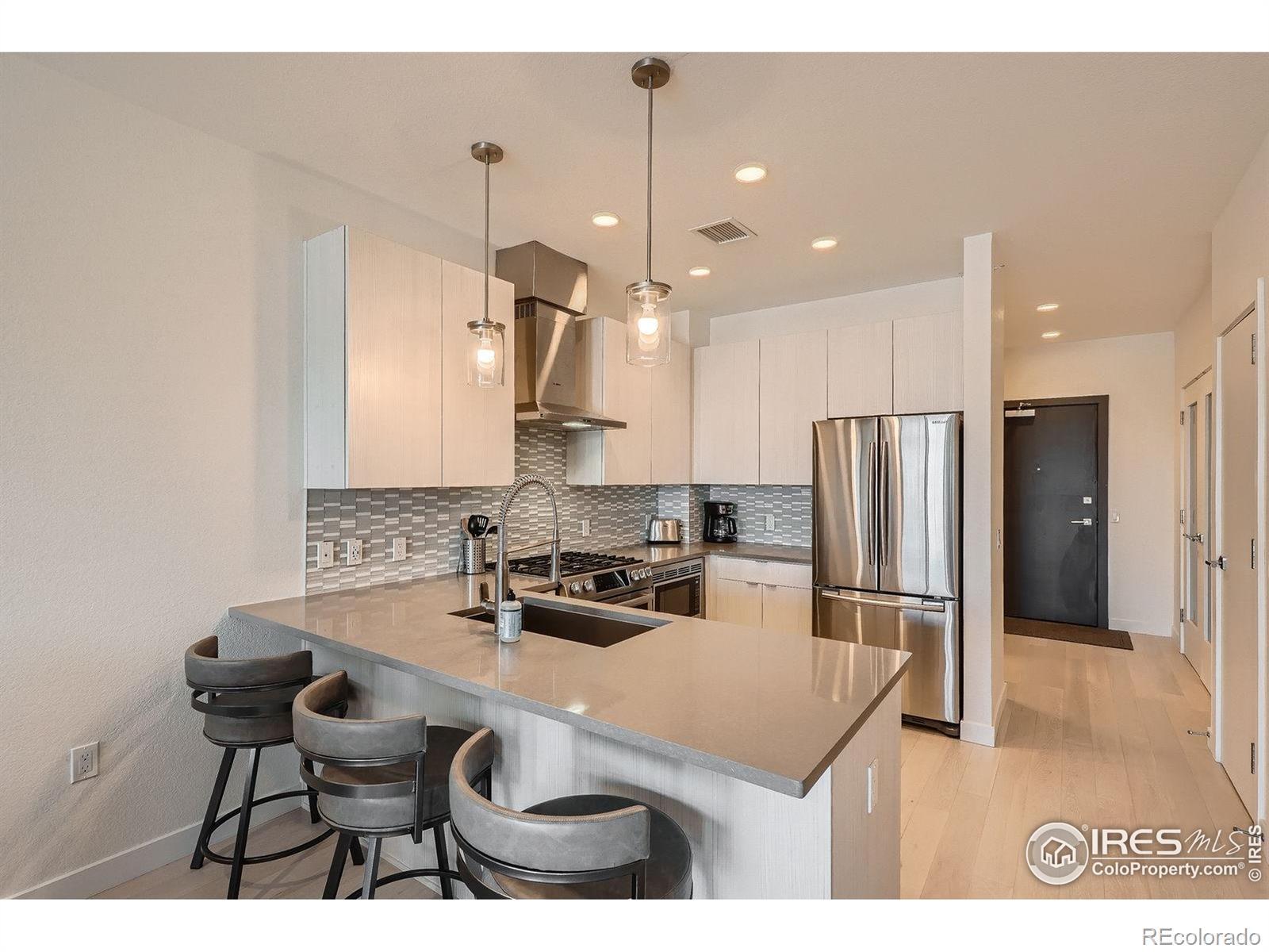 Image 3: Eat in kitchen and bar top
