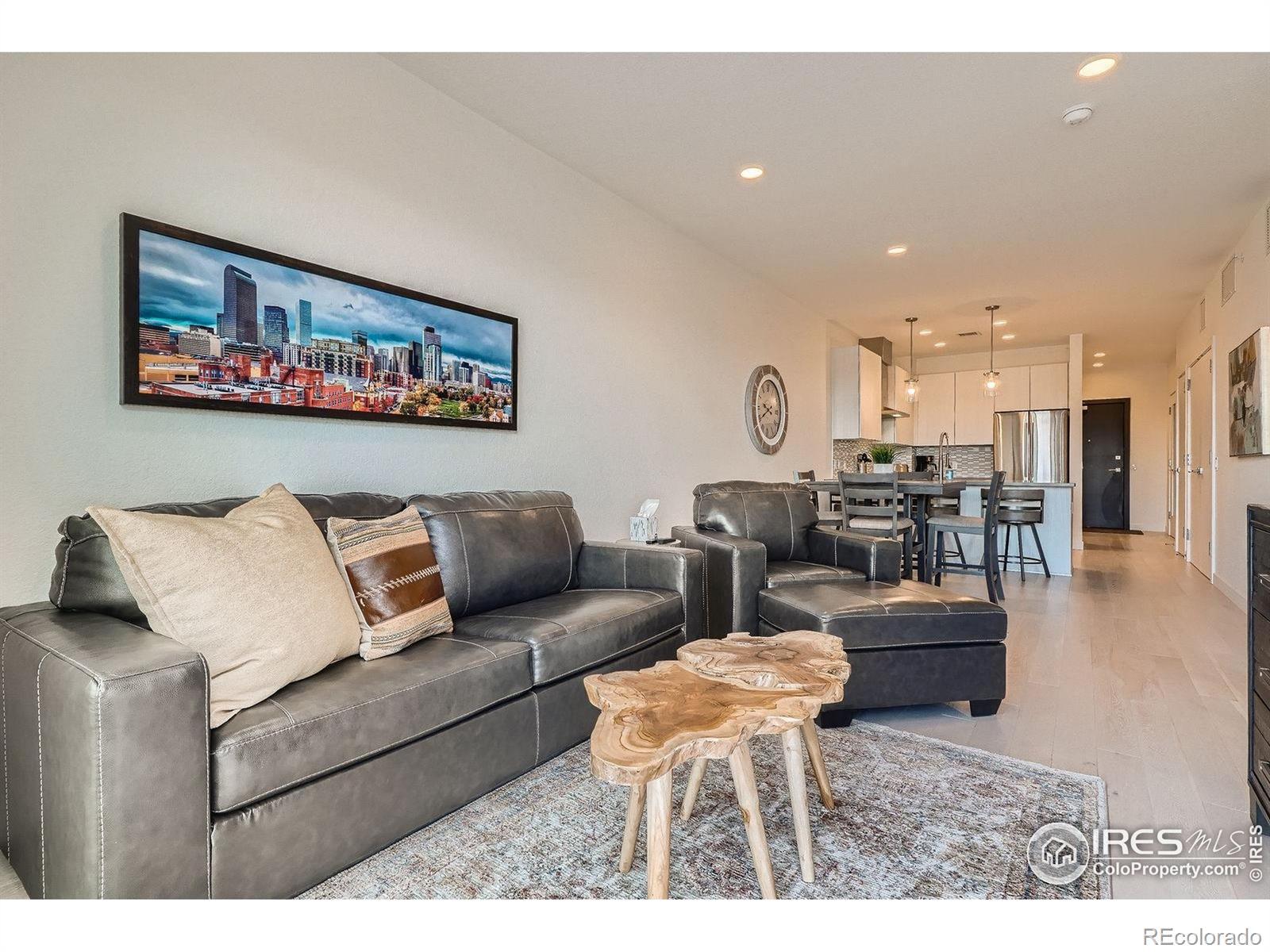 Image 4: Living area with ample seating