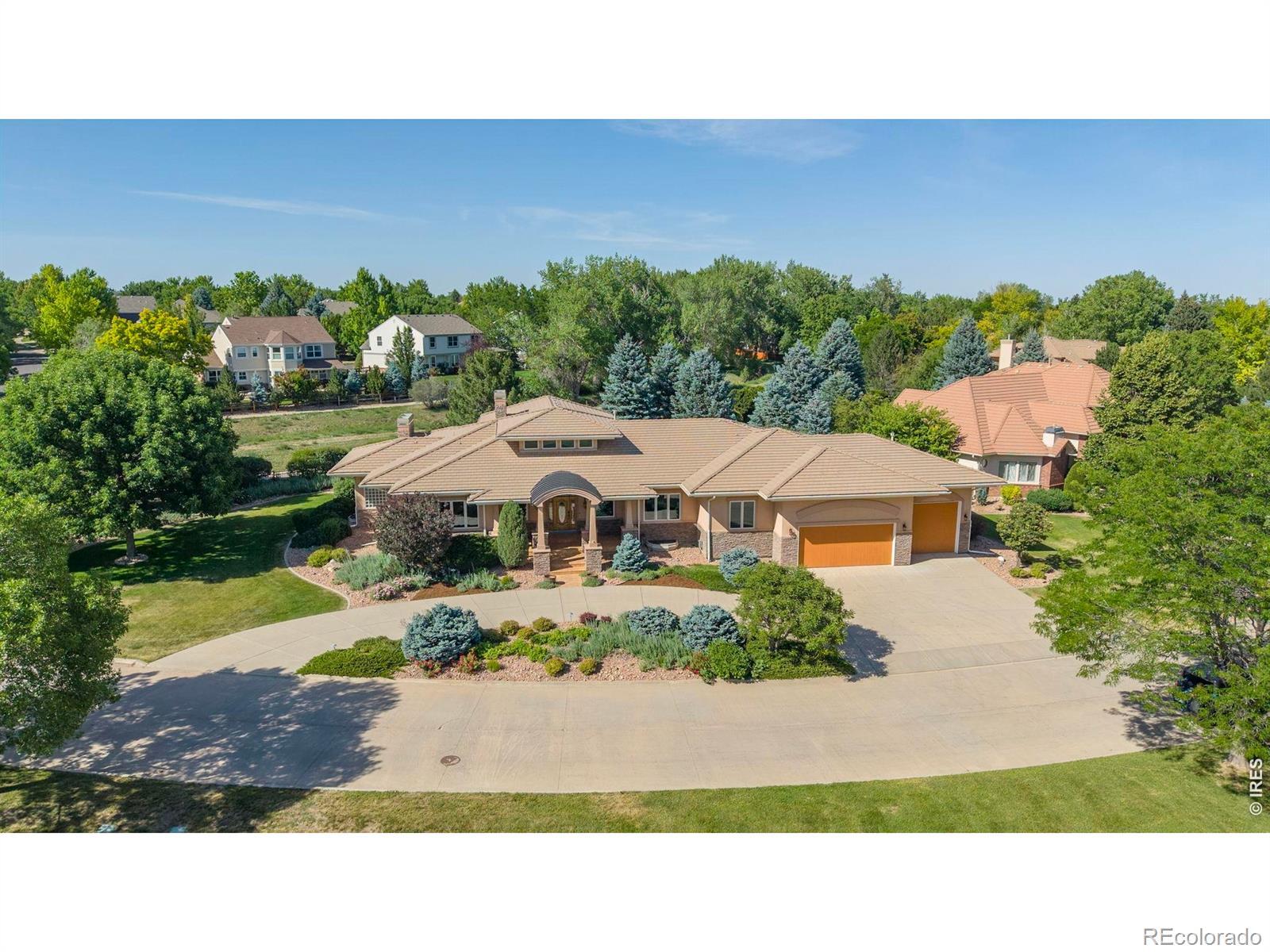 Image 3: An inviting circular driveway welcomes you Image 3: An inviting circular driveway welcomes you