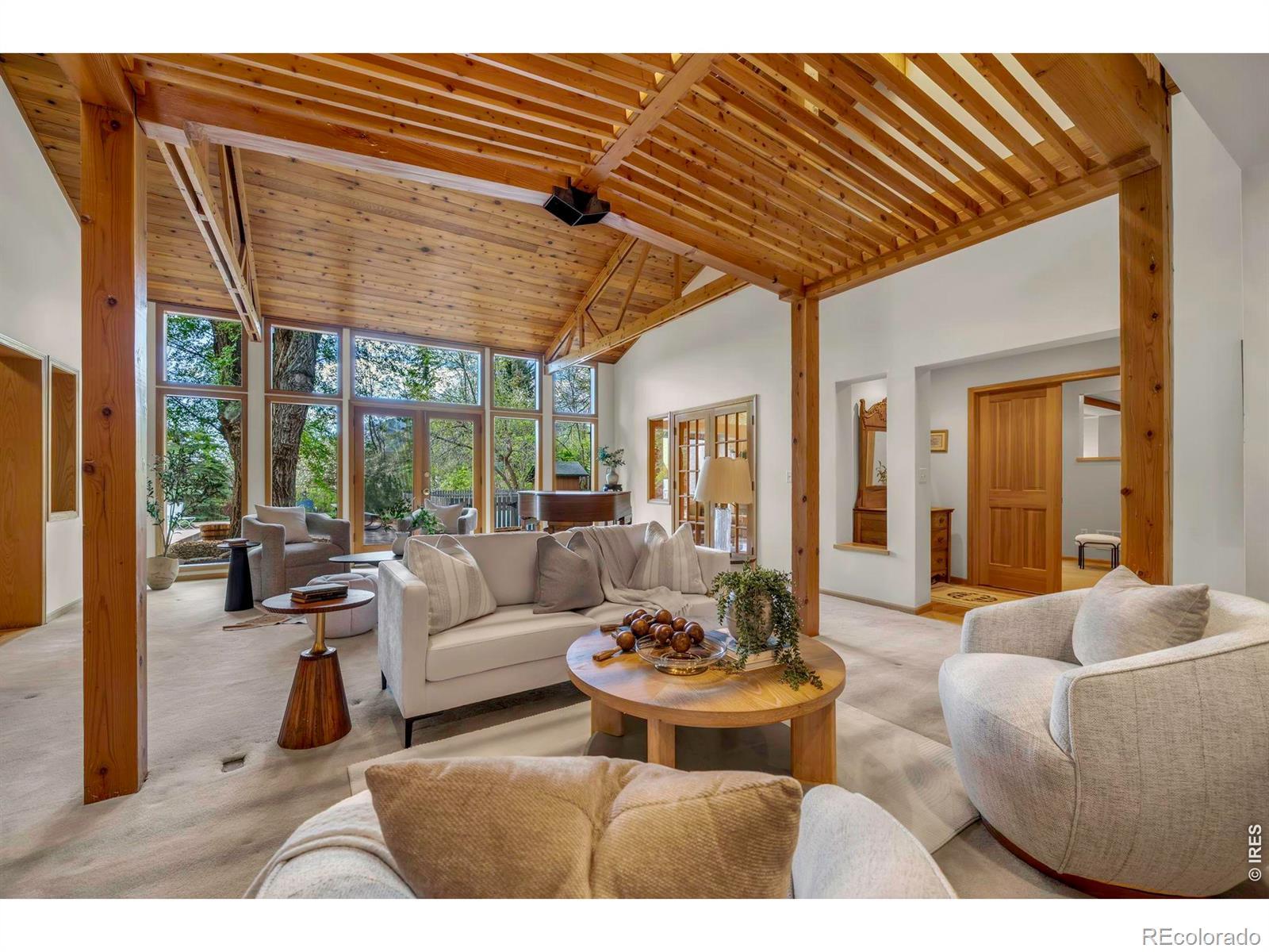 Image 4: Spacious, light-filled living room