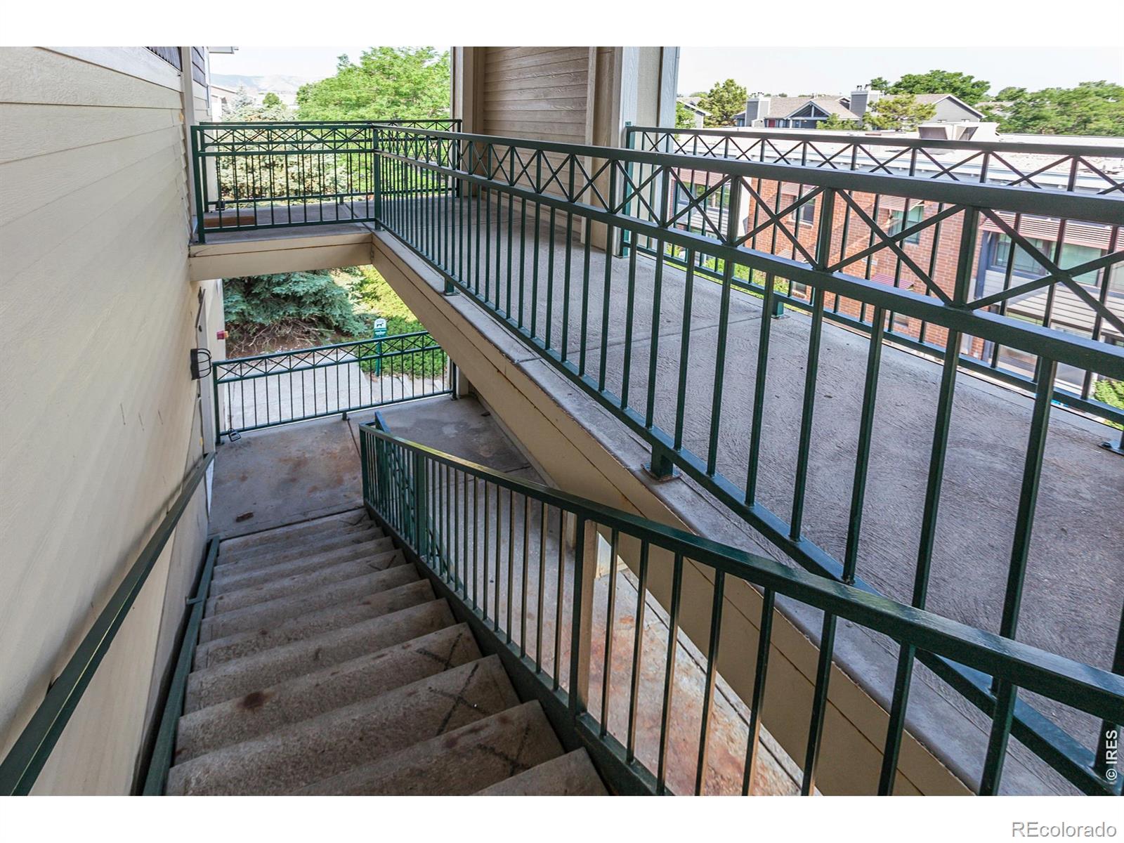 Image 2: Third floor privacy, no neighbors above