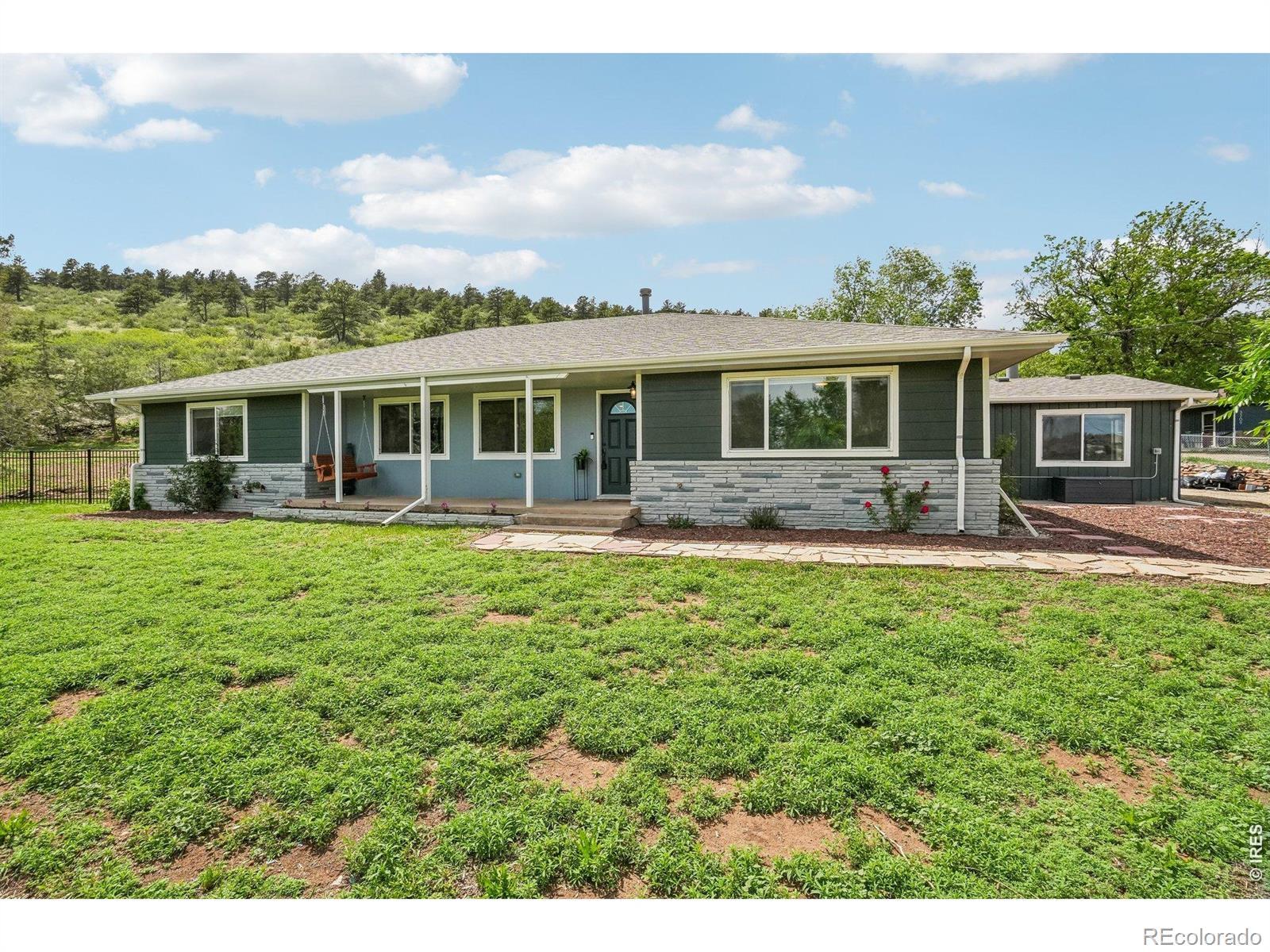 Image 2: Stunning 1.31-acre property with panoramic mountain views.