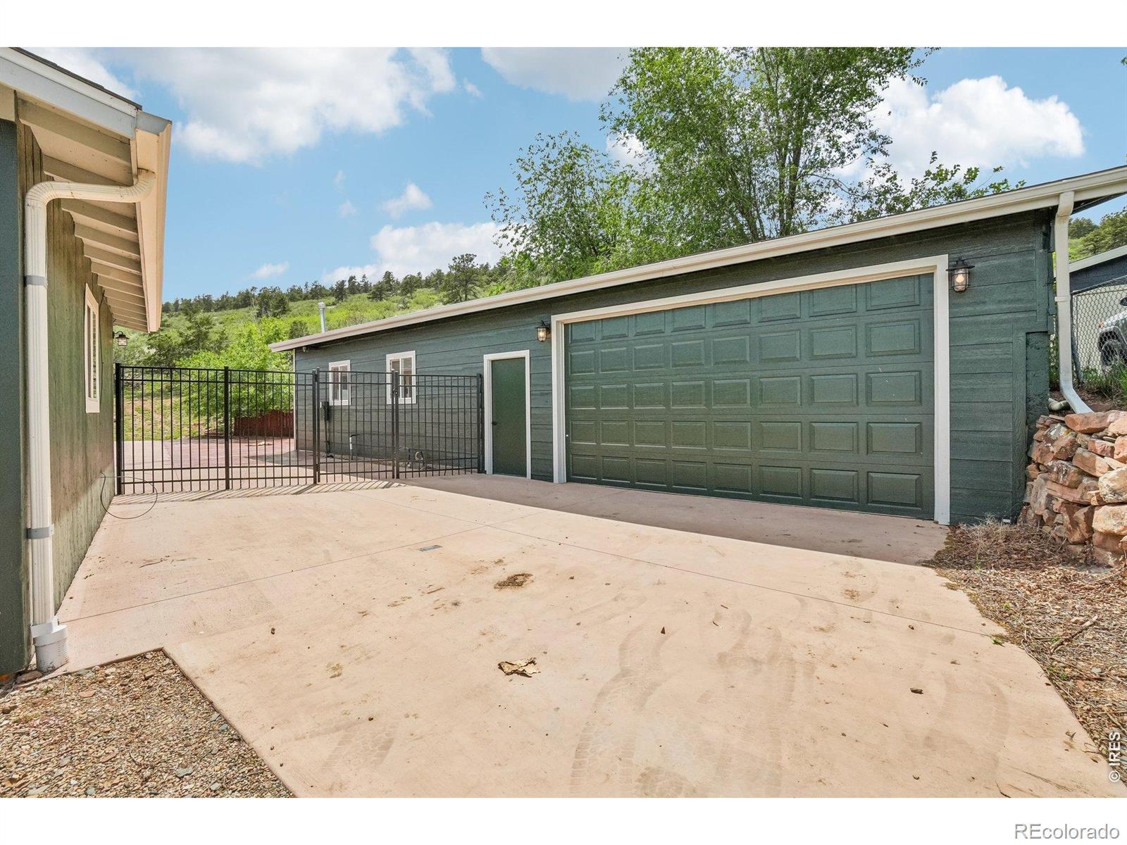 Image 4: Oversized garage/workshop has underfloor PVC piping for dust collection. The 240 is ideal for a wood shop and or a vehicle lift. Plumbed for a bathroom.