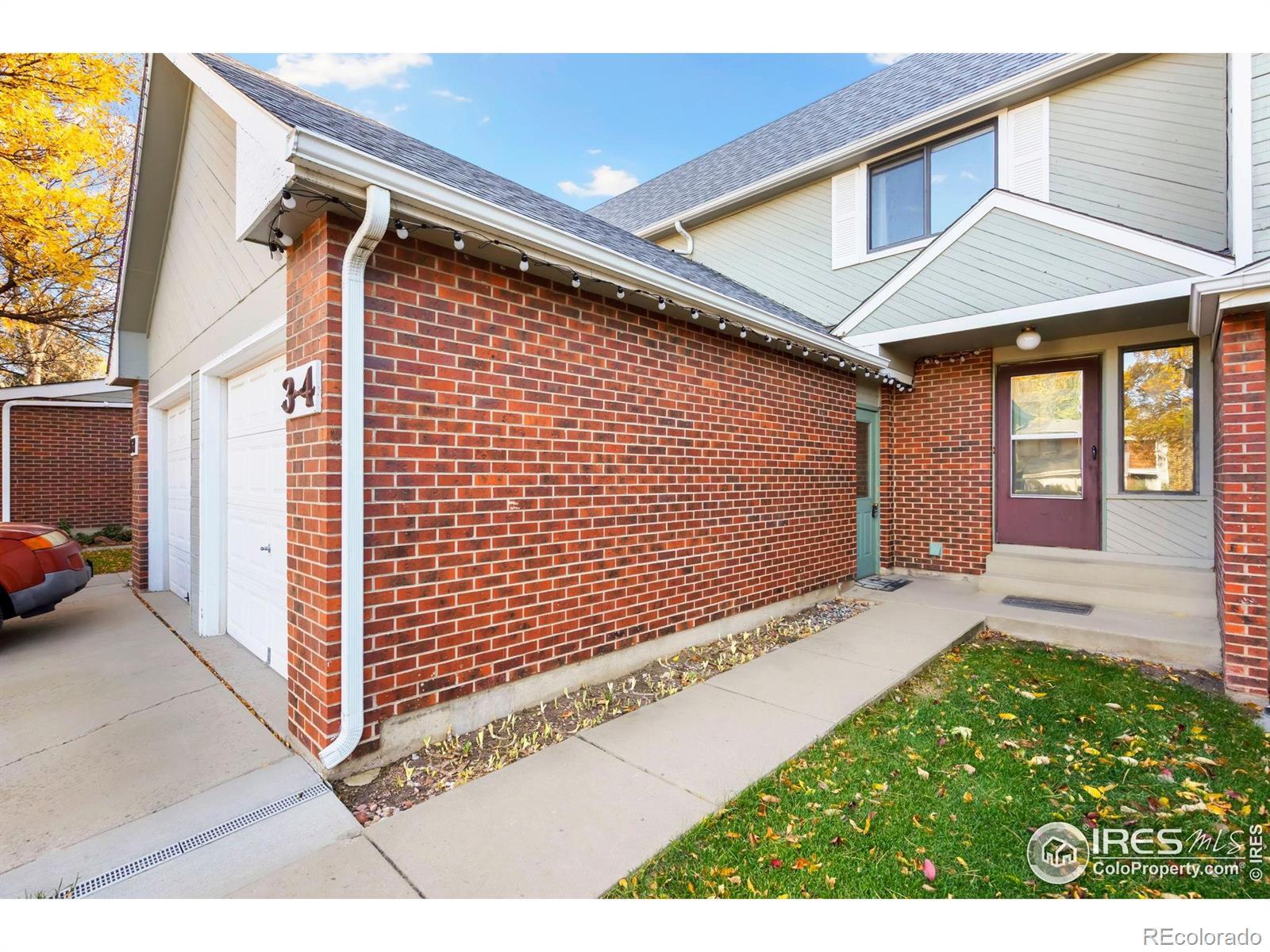 Image 2: Beautifully updated townhome