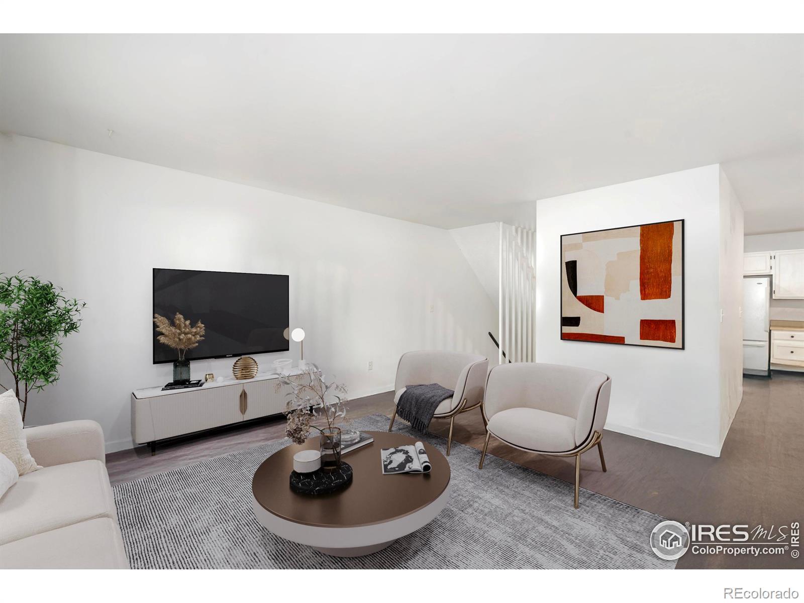 Image 4: Living room