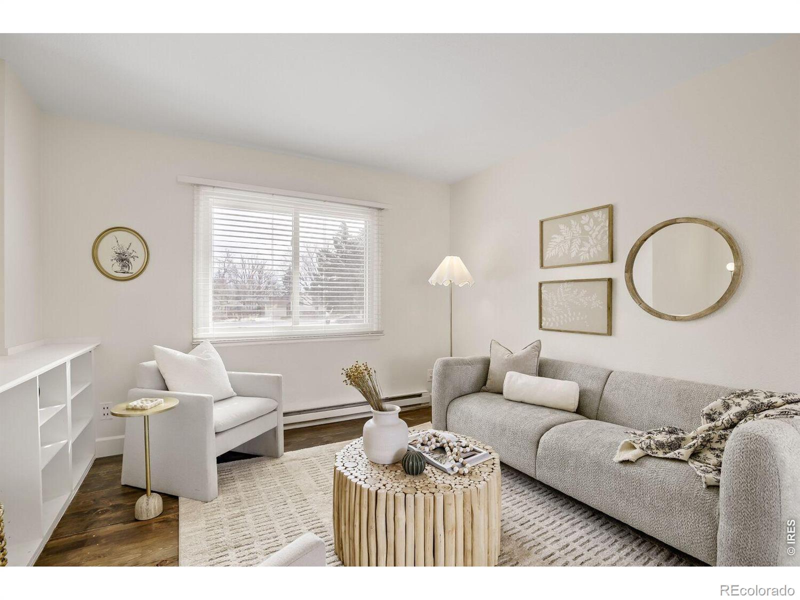 Image 4: Living room