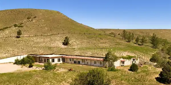 Image 3: Abutting 1,700 acres of protected federal land on the east side of Table Mountain