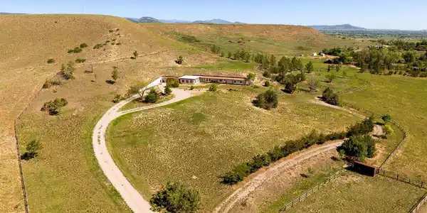 Image 4: A private retreat. Deer, elk and birds of prey are frequent visitors.