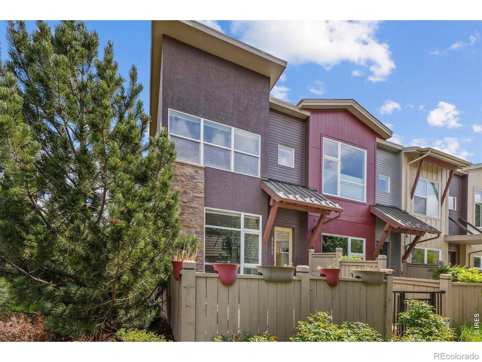 Image 4: Artfully landscaped by HOA Image 4: Artfully landscaped by HOA