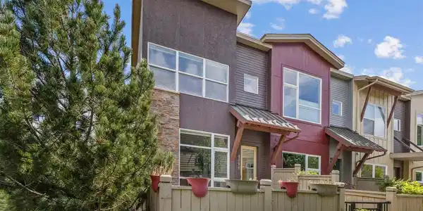 Image 4: Artfully landscaped by HOA Image 4: Artfully landscaped by HOA