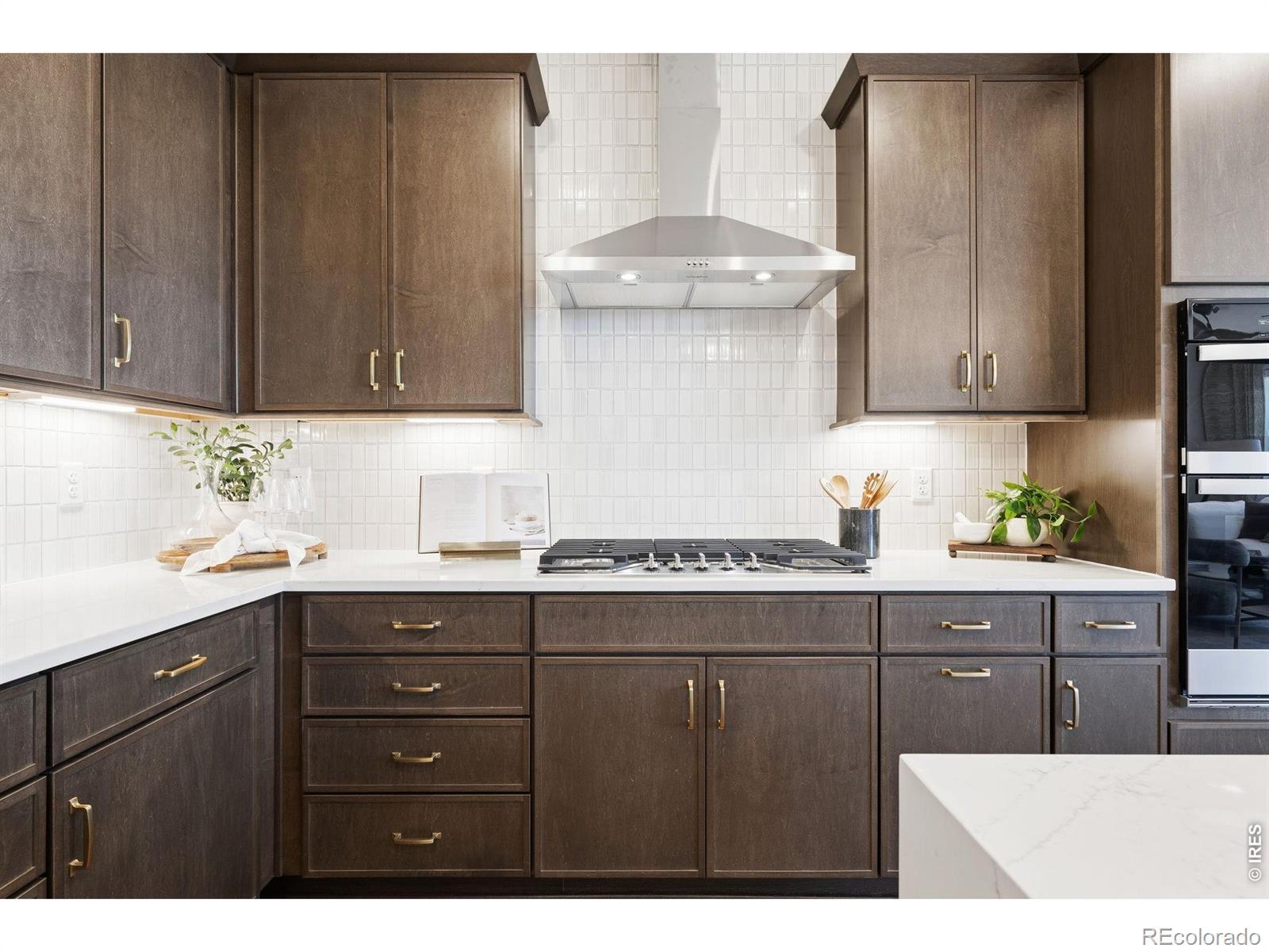 Image 2: LUXURY KITCHEN WITH BUILT IN MICROWAVE/OVEN COMBO AND GAS COOKTOP Image 2: LUXURY KITCHEN WITH BUILT IN MICROWAVE/OVEN COMBO AND GAS COOKTOP