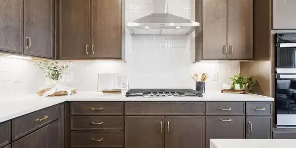 Image 2: LUXURY KITCHEN WITH BUILT IN MICROWAVE/OVEN COMBO AND GAS COOKTOP Image 2: LUXURY KITCHEN WITH BUILT IN MICROWAVE/OVEN COMBO AND GAS COOKTOP