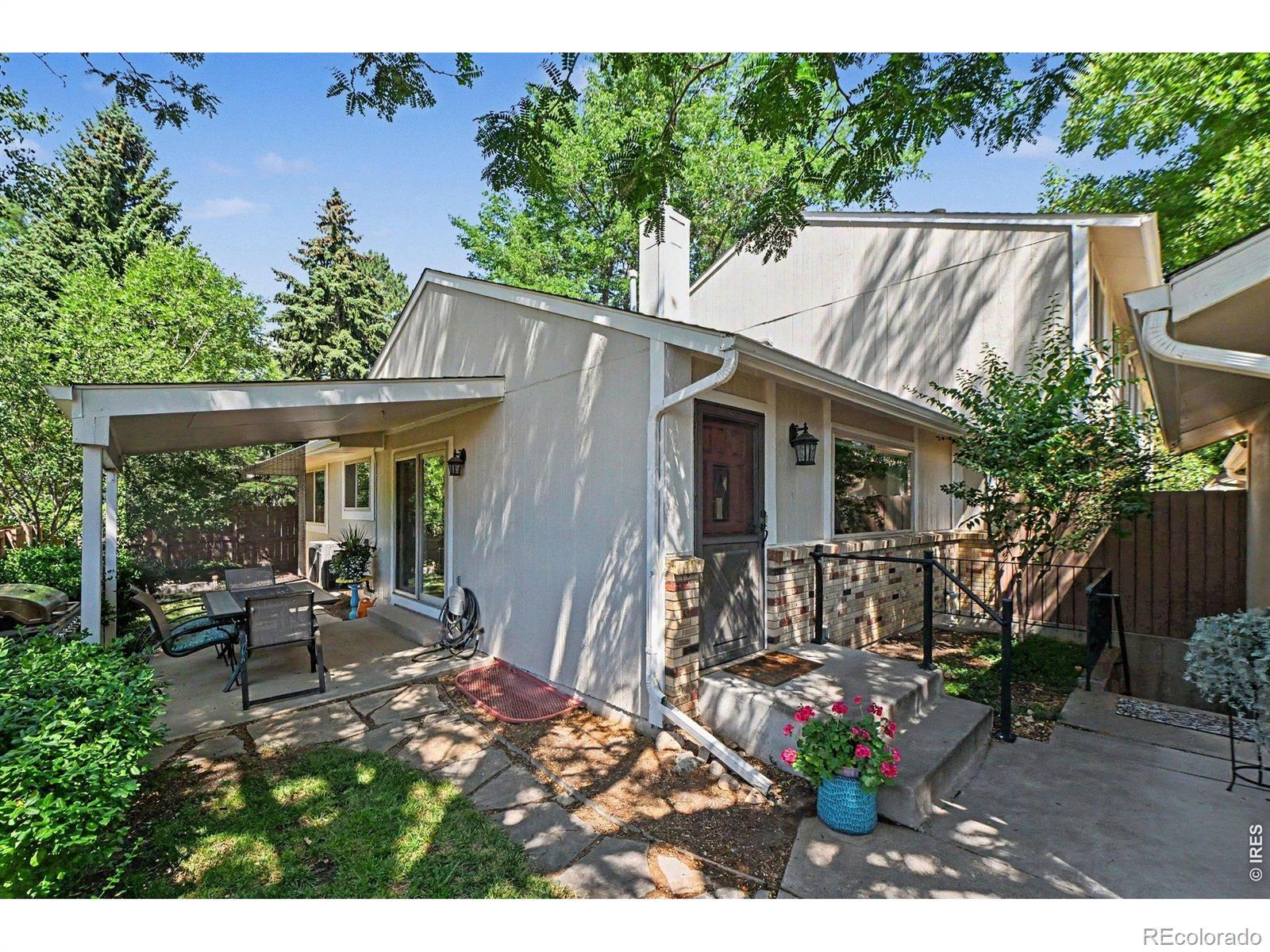 Image 1: Front entry and basement outside entry Image 1: Front entry and basement outside entry