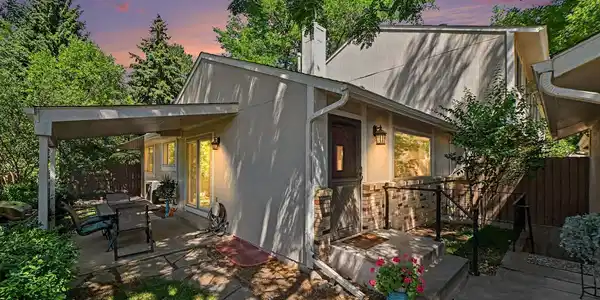 Image 2: Front entry and basement outside entry Image 2: Front entry and basement outside entry