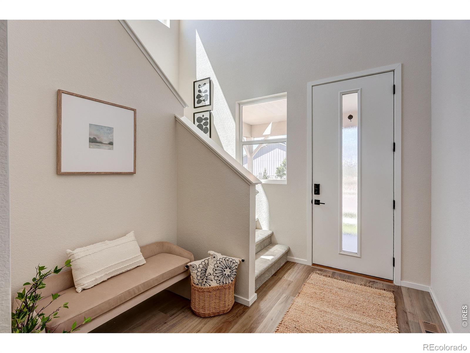 Image 4: Sunny and welcoming entryway. Image 4: Sunny and welcoming entryway.