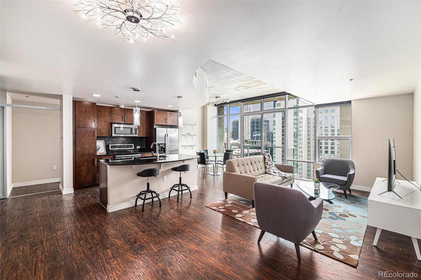 Image 4: Kitchen/Living Room/Dining Area - Open Concept