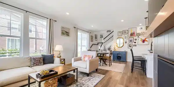 Image 4: Living Room