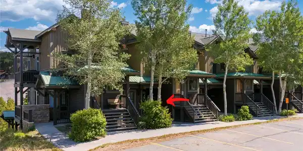 Image 2: Ground level entrance Image 2: Ground level entrance