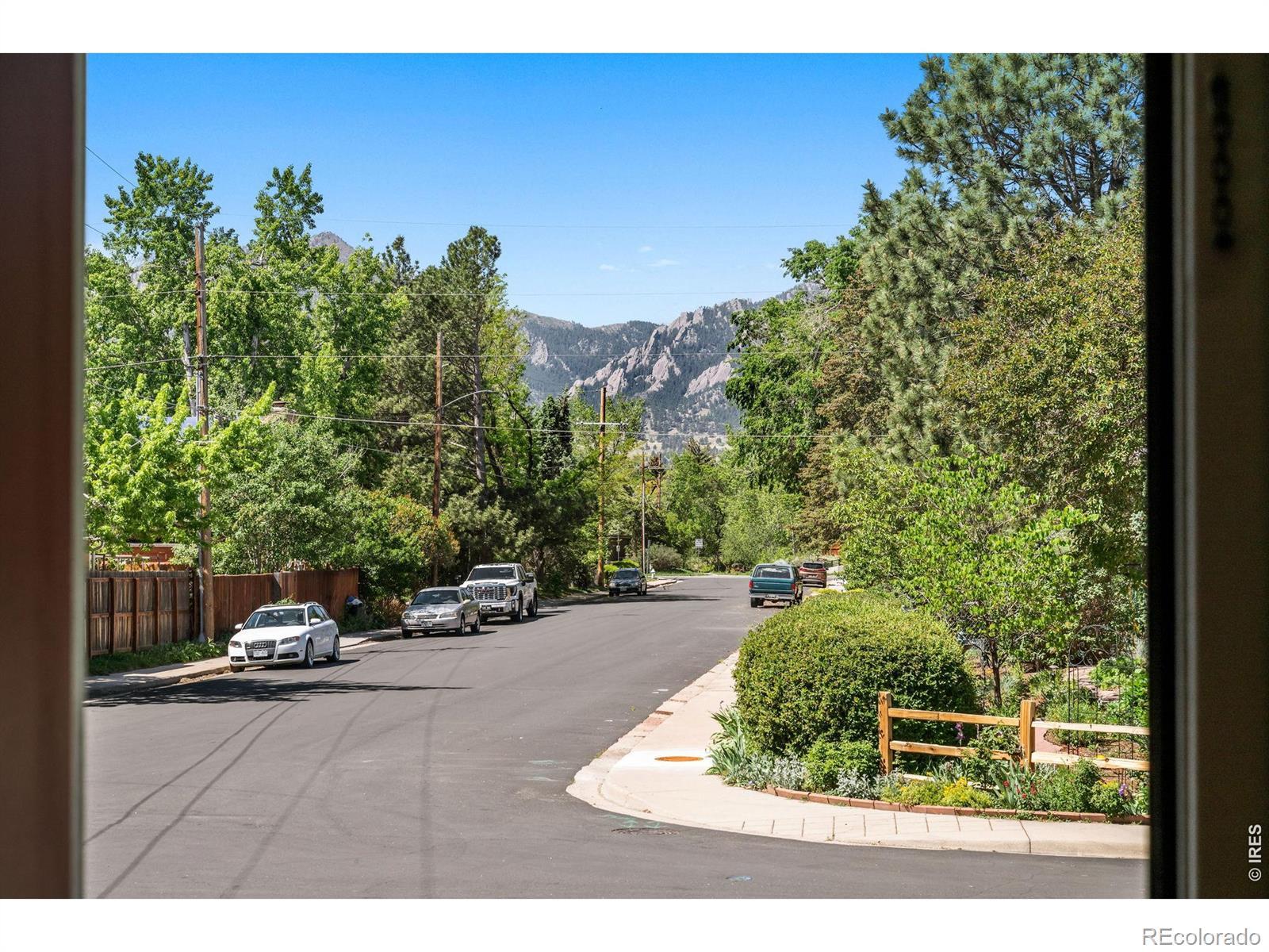 Image 4: Mountain views from the front porch and interior Image 4: Mountain views from the front porch and interior