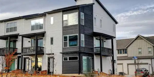2734 W 167th Place