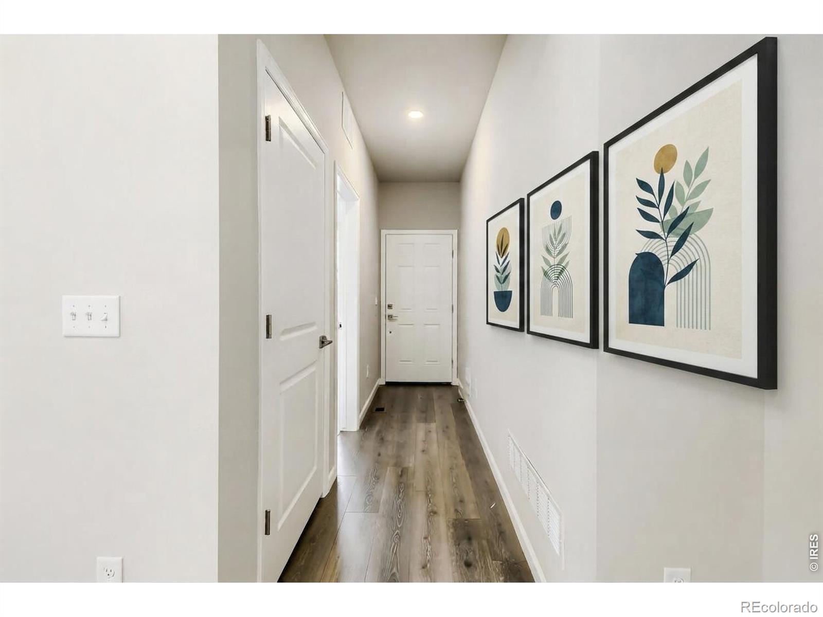 Image 4: Foyer