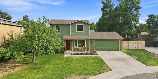 Image 2: Lovely Curb Appeal and Brand New Exterior Paint Image 2: Lovely Curb Appeal and Brand New Exterior Paint
