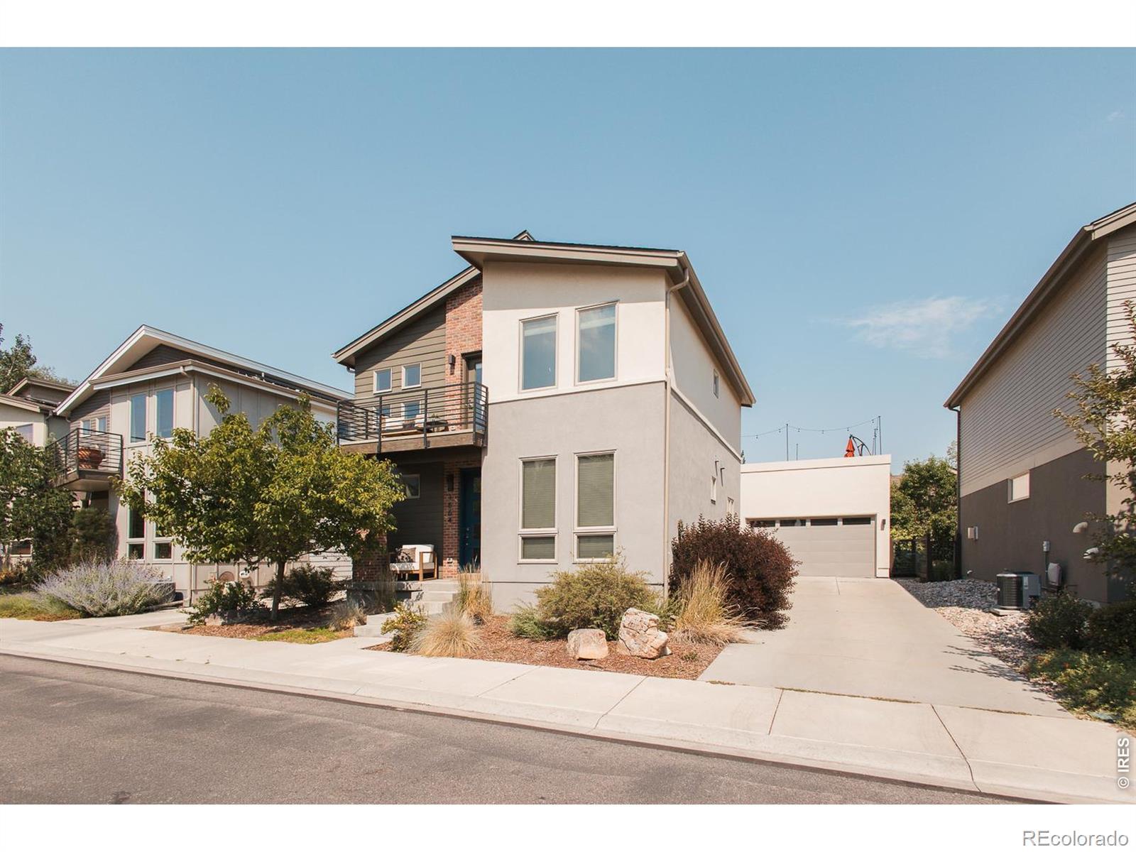 Image 2: Modern 4 bedroom 3 bathroom home with multiple patios and decks including one on the rooftop of the garage Image 2: Modern 4 bedroom 3 bathroom home with multiple patios and decks including one on the rooftop of the garage