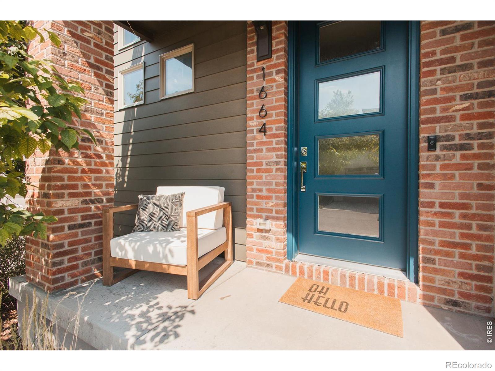 Image 3: Lovely entry with brick accents Image 3: Lovely entry with brick accents