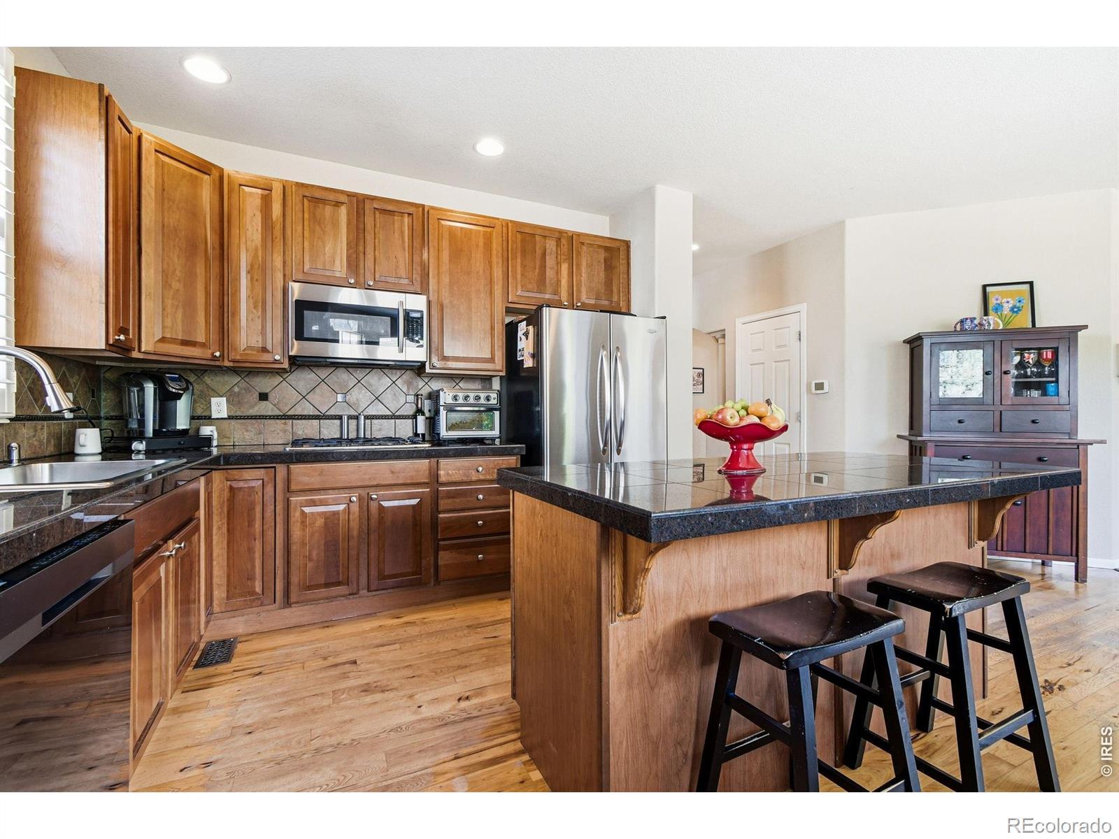 Image 3: Kitchen w/ Granite Tile counter tops & Island