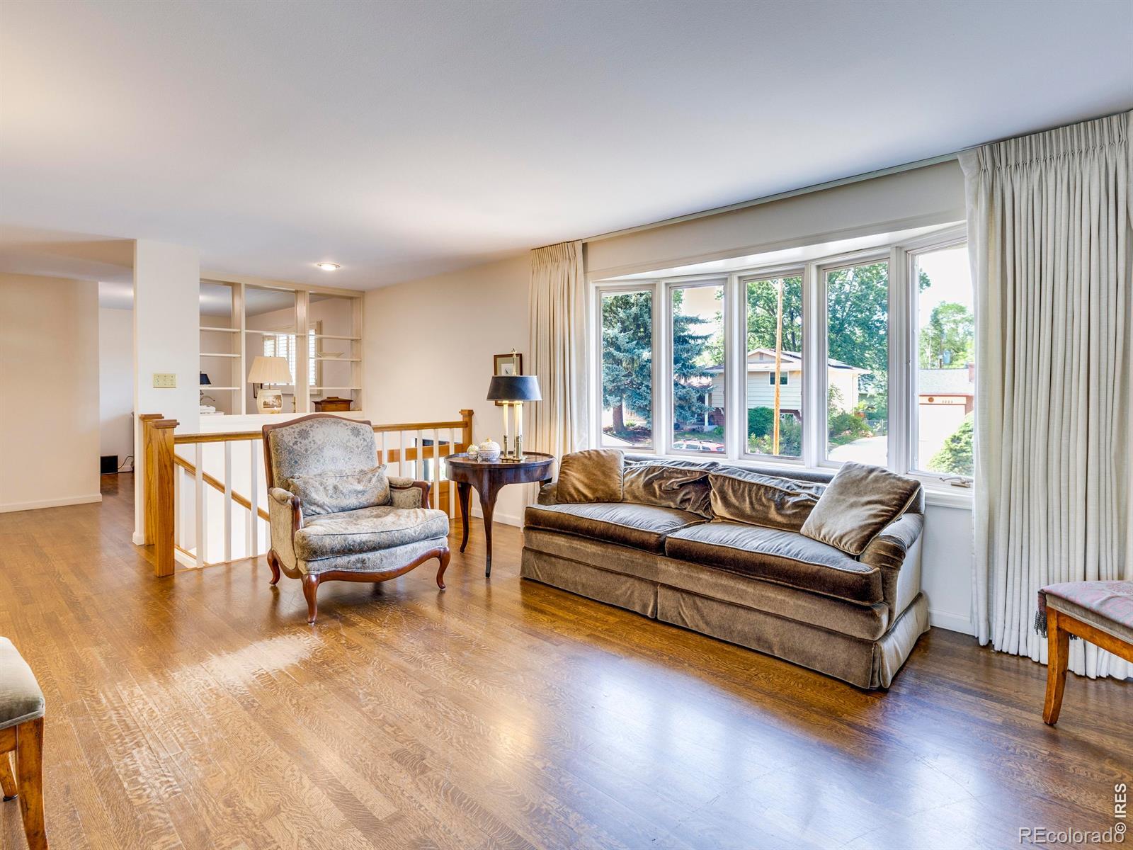 Image 3: Bright bay window Image 3: Bright bay window