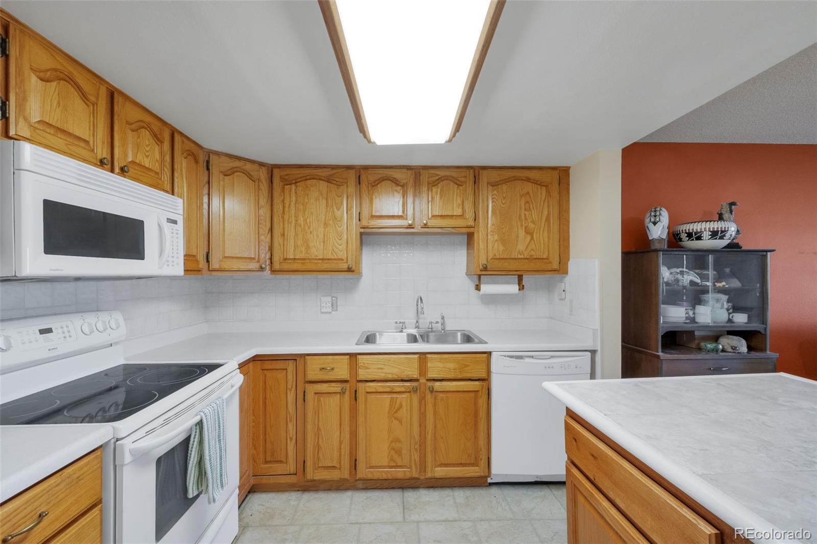 Image 3: Kitchen island! Image 3: Kitchen island!