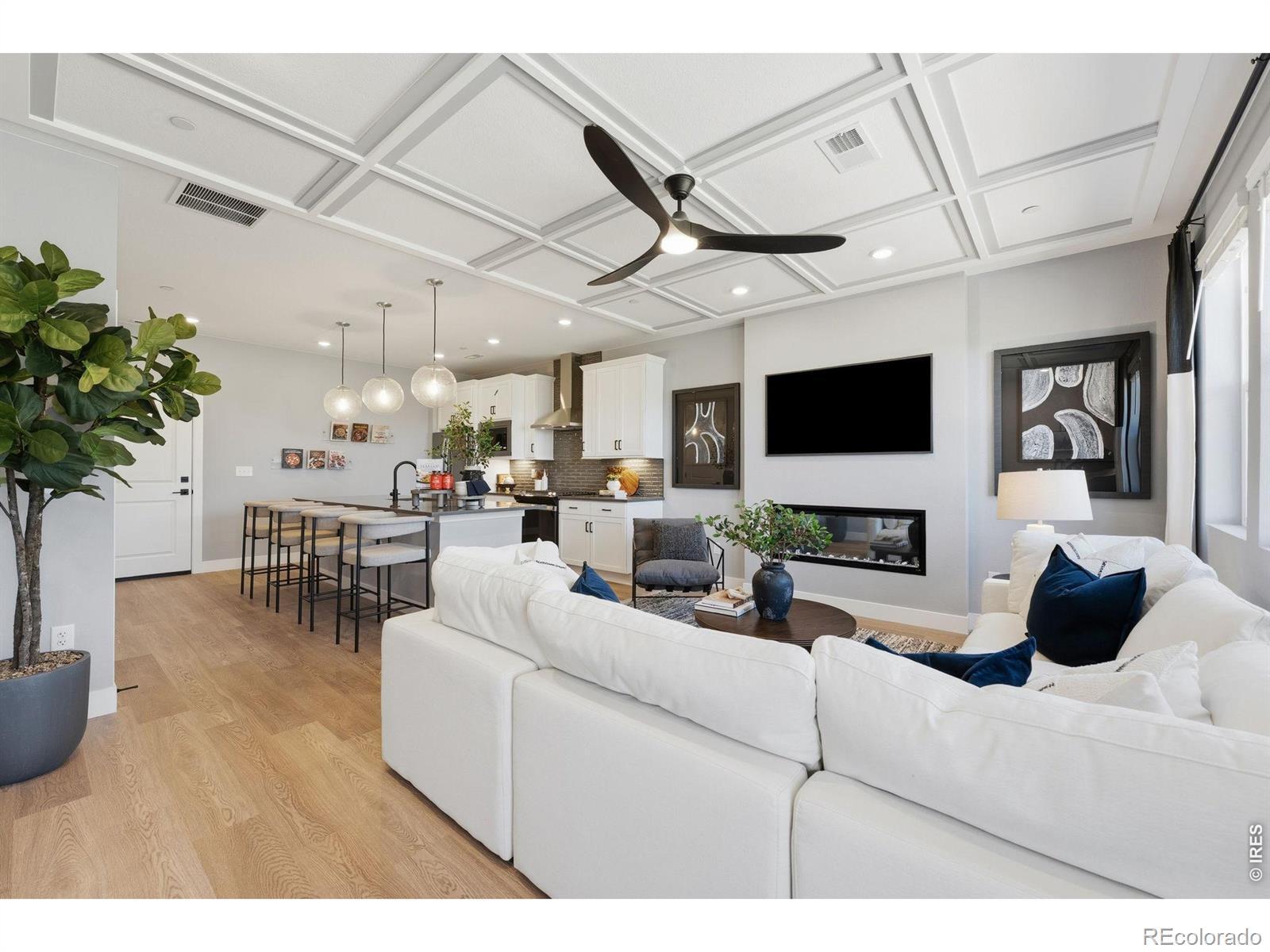 Image 4: Luxurious open concept living room Image 4: Luxurious open concept living room