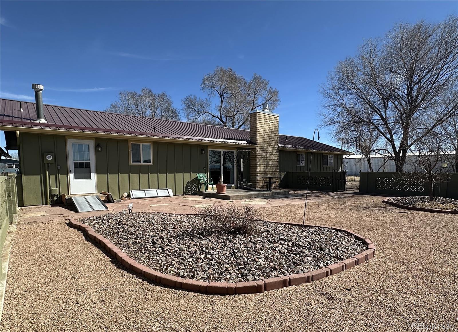 Image 4: Fully enclosed, decorative fencing and zero landscape. Image 4: Fully enclosed, decorative fencing and zero landscape.