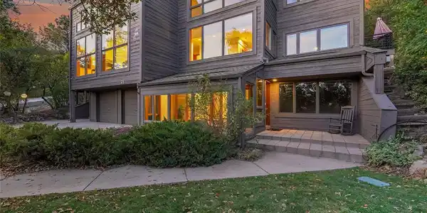 25 Oakridge Drive