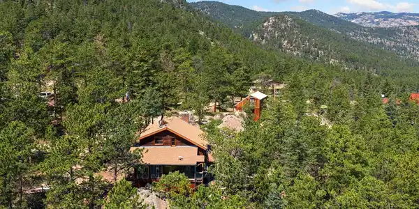 Image 3: Your cabin among the trees with the garage behind it Image 3: Your cabin among the trees with the garage behind it