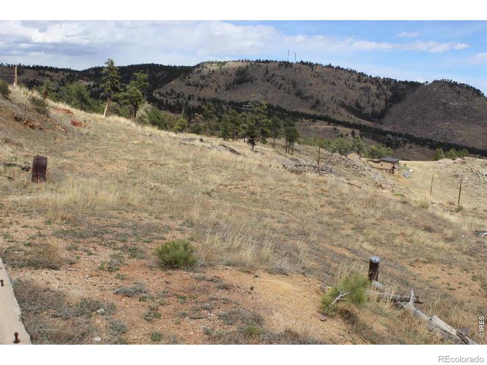Image 3: Driveway Turn around with well head in the lower foreground Image 3: Driveway Turn around with well head in the lower foreground