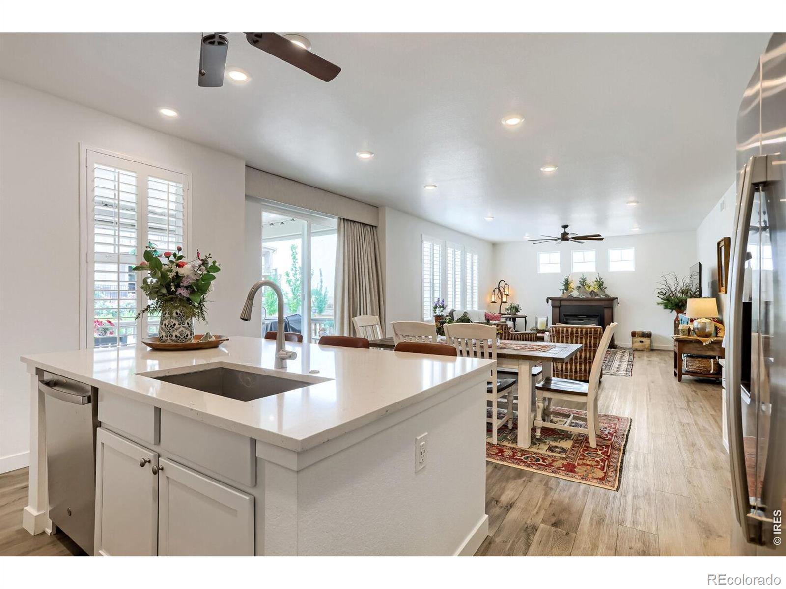 Image 4: Quartz Counters w/Breakfast Bar Seatng at Island Image 4: Quartz Counters w/Breakfast Bar Seatng at Island