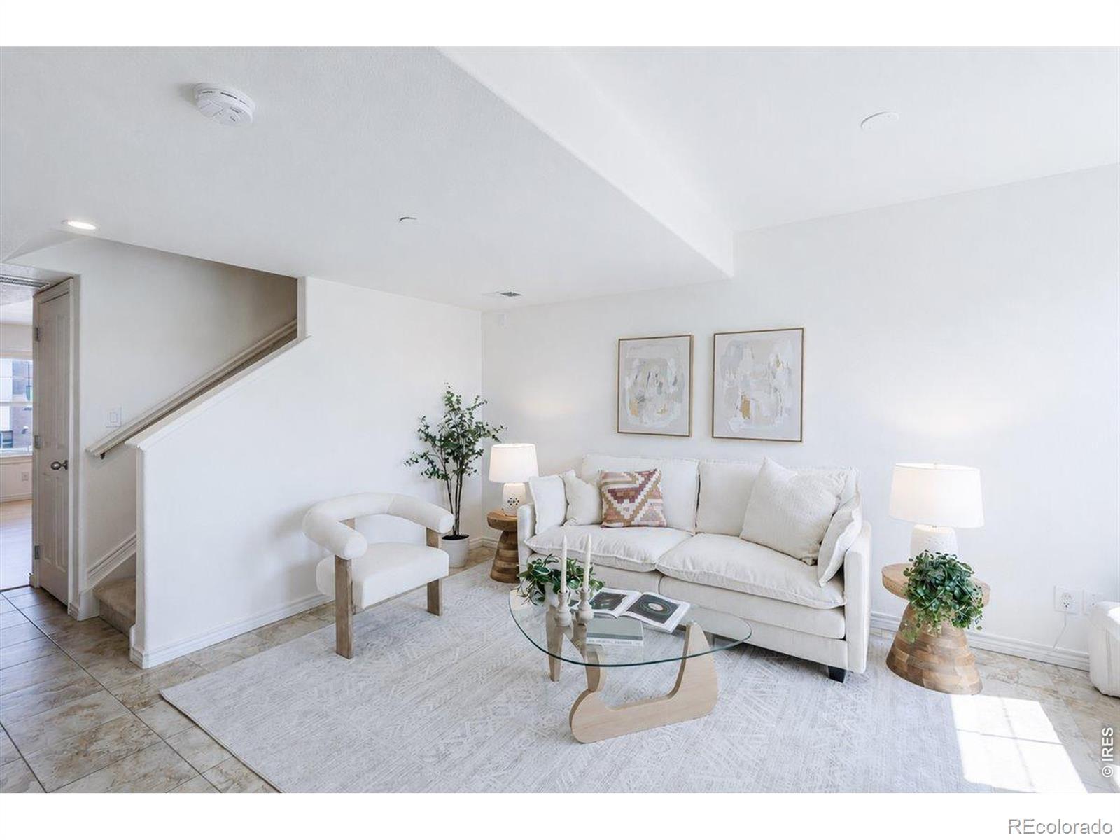 Image 4: Sunlit living room Image 4: Sunlit living room