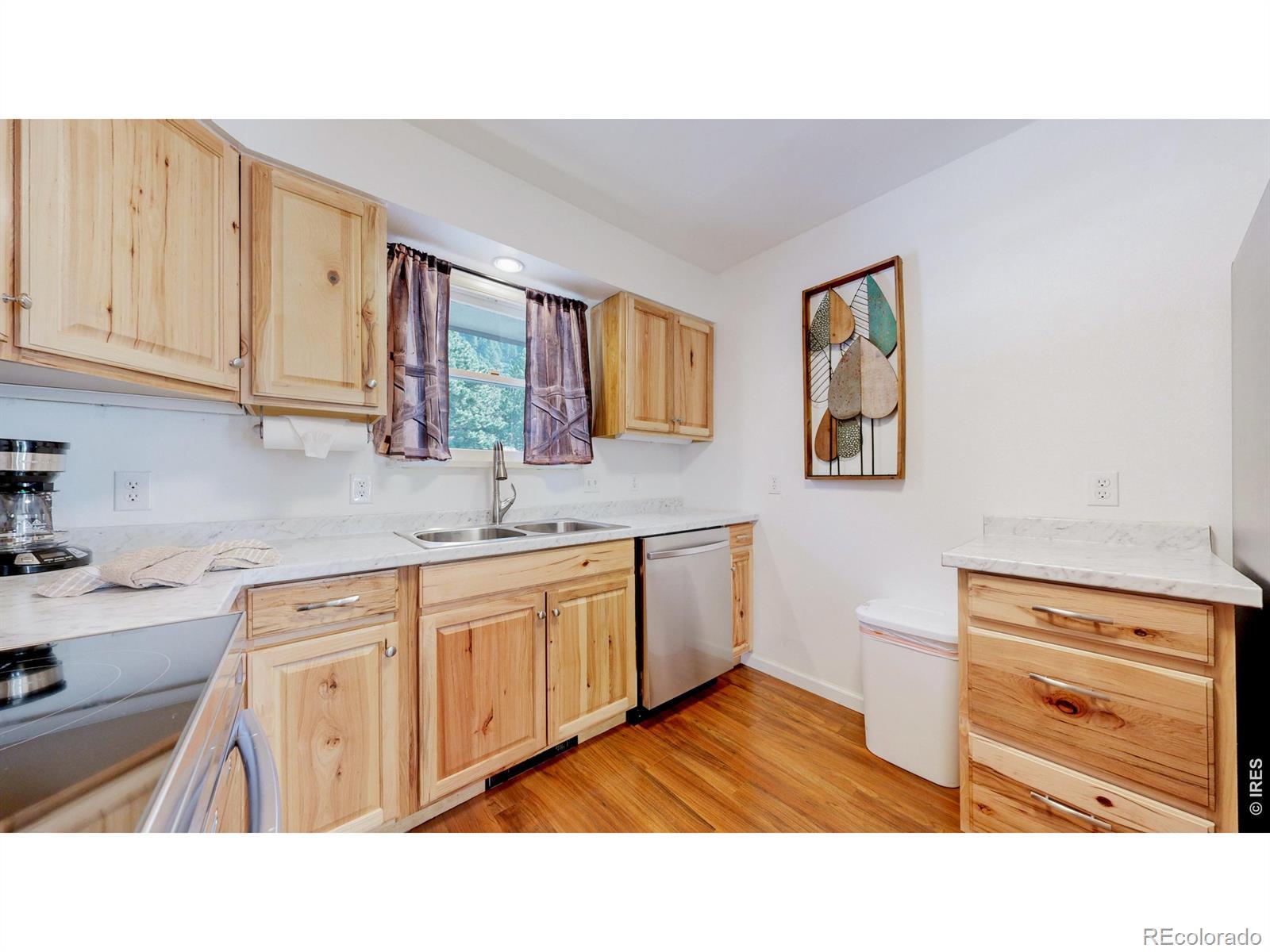 Image 3: Wood cabinets Image 3: Wood cabinets