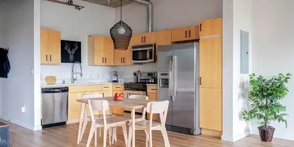 Image 3: Enter into the open kitchen and dining area Image 3: Enter into the open kitchen and dining area