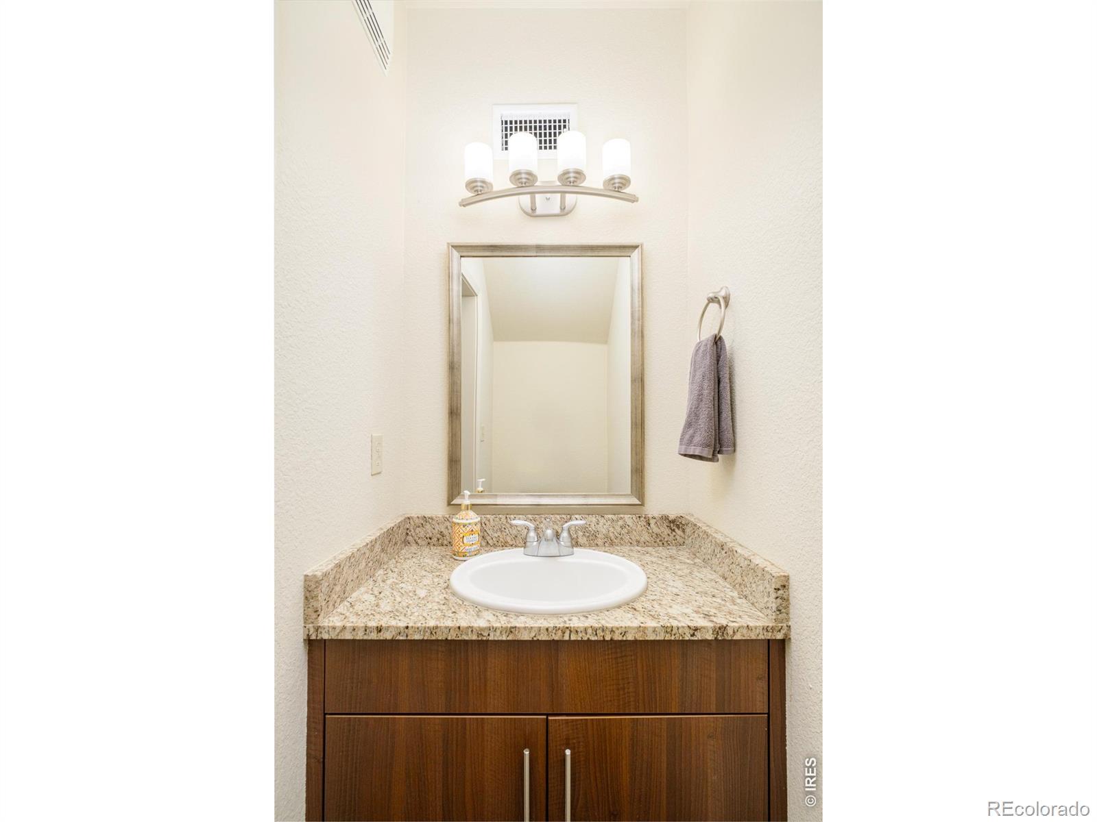 Image 4: work space powder room Image 4: work space powder room
