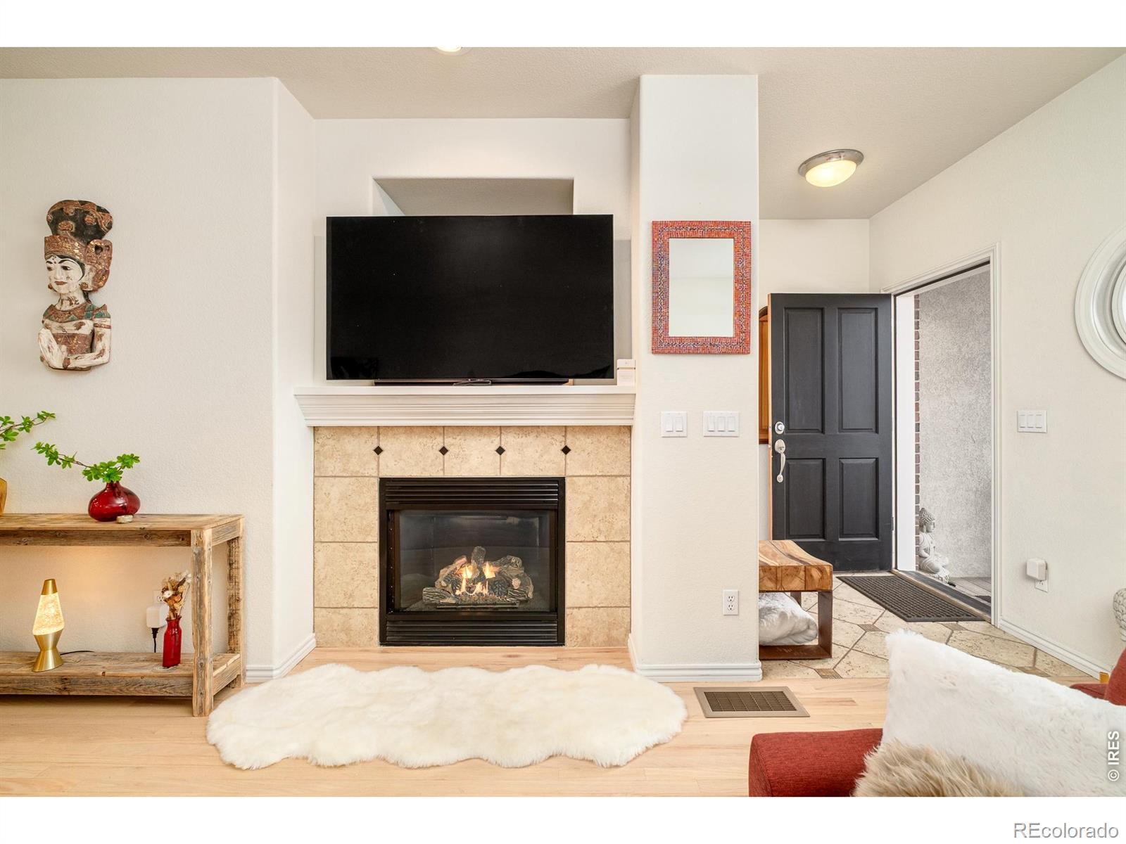 Image 4: ... with a cozy gas fireplace... Image 4: ... with a cozy gas fireplace...