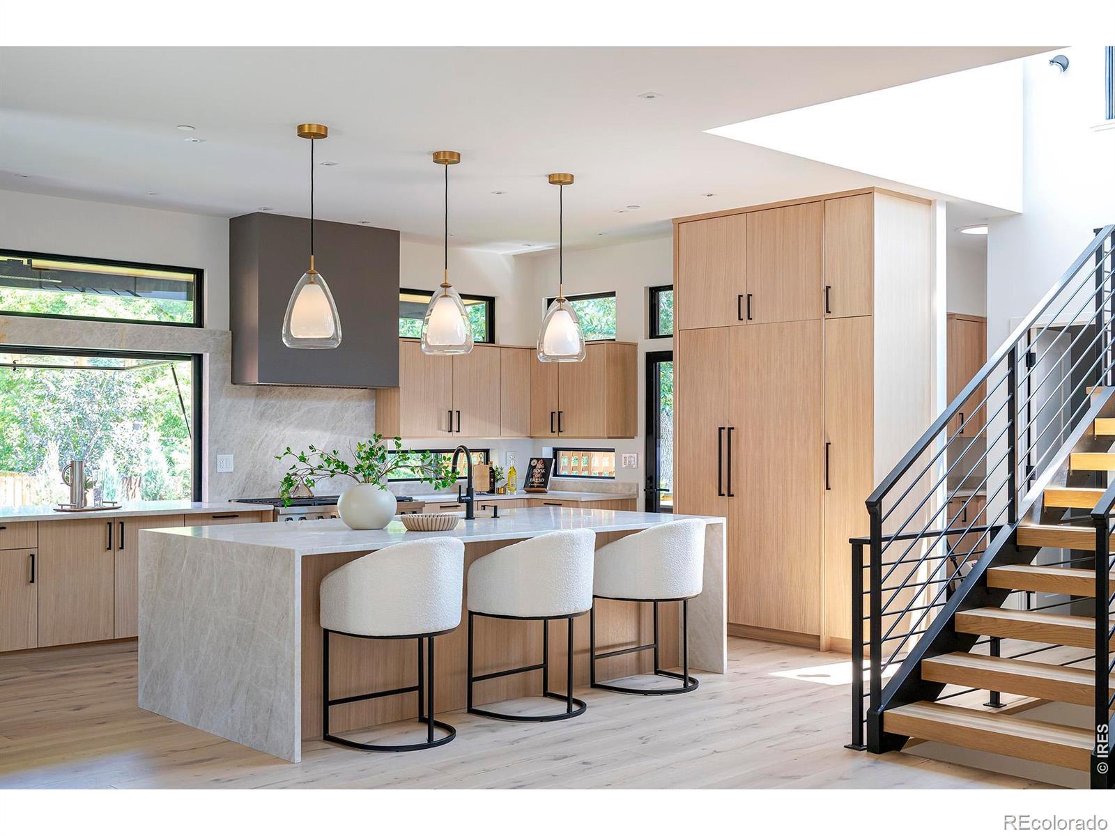 Image 2: Gorgeous Chefs Kitchen!